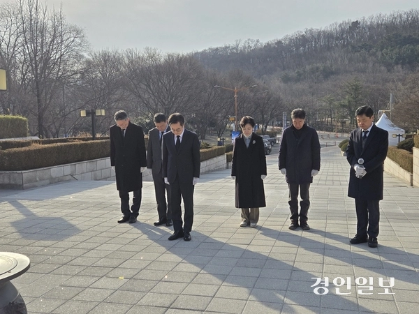 27일 김동연 경기도지사가 대구 2.28민주의거기념탑을 찾아 참배하고 있다. 2025.2.27 /김태강기자 think@kyoengin.com