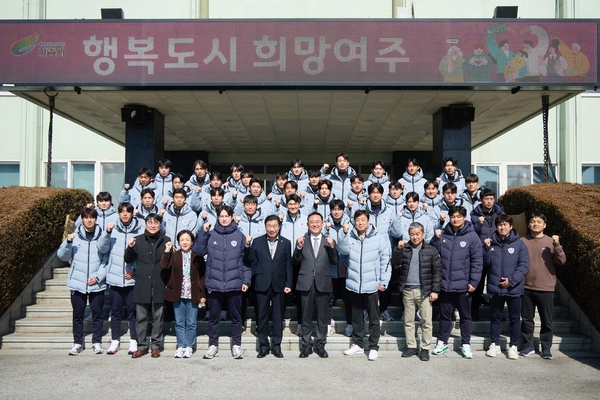 27일 K3리그 2년 차를 맞는 여주FC의 중상위권 도약을 격려하며 이충우 여주시장과 임원·코치진·선수단이 단체 기념촬영을 하고 있다. 2025.2.27 /여주시 제공