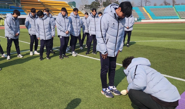 김영기 여주FC 단장이 선수 발에 기원주를 붓는 독특한 의식을 진행했다. 2025.2.26 /여주FC 제공