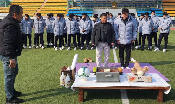 여주FC 임원과 선수들은 지난 26일 여주종합운동장에서 안전 및 필승을 염원하는 기원제로 2025 시즌을 힘차게 출발했다. 2025.2.26 /여주FC 제공