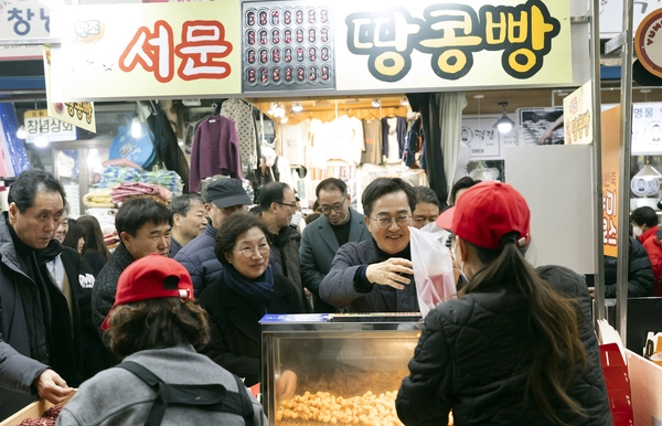 27일 오후 김동연 경기도지사가 배우자 정우영 여사와 함께 대구 서문시장을 방문해 물품을 구입하고 있다. 2025.2.27 /경기도 제공
