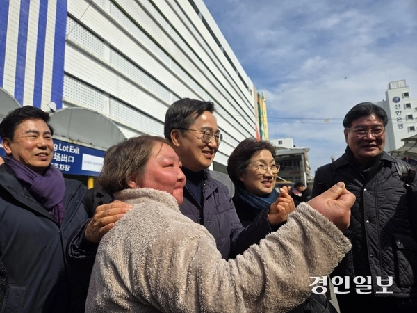 27일 김동연 경기도지사가 대구 서문시장을 방문해 시민들과 사진을 찍고 있다. 2025.2.27 /김태강기자 think@kyoengin.com