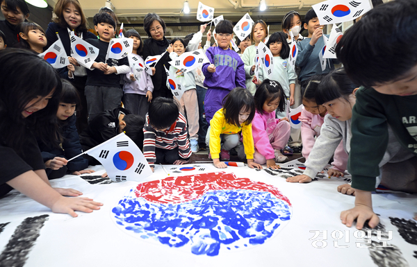 제106주년 삼일절을 이틀 앞둔 27일 오전 수원시 권선구 세류1동새마을금고 책먹는 아이들에서 열린 ‘나라사랑 한마음 손도장 태극기 만들기’ 행사에서 어린이들이 고사리손으로 손도장 태극기를 만들고 있다. 2025.2.27 /이지훈기자 jhlee@kyeongin.com