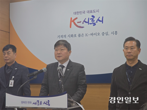 박승삼 시흥부시장이 27일 하수도관 부실시공 논란과 관련해 입장을 밝히고 있다. 2025.2.27 시흥/김성주기자 ksj@kyeongin.com