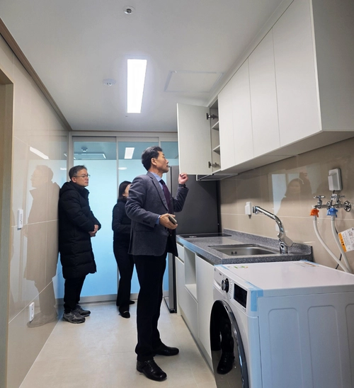 김상성 여주교육장이 관계자들과 함께 신규 교직원 공동사택 내부 시설을 점검하고 있다. 2025.2.26 /여주교육지원청 제공