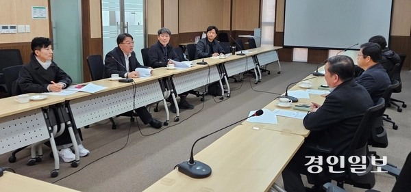 수도권대기환경청과 한국수자원공사는 27일 안산 환경에너지센터에서 시화·반월산단의 중소사업장 대기·악취 저감을 위한 지원방안을 논의했다. 2025.2.27 /수도권대기환경청 제공