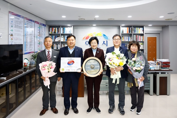 이천시가 지난 25일 서울 피스앤파크컨벤션에서 열린 ‘2025년 제13회 대한민국 축제콘텐츠 대상’ 시상식에서 축제글로벌명품 부문 대상을 받았다. 2025.2. 25 / 이천시 제공
