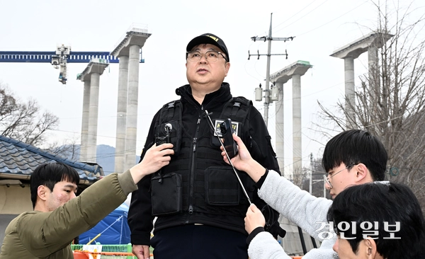 안성시 서울세종고속도로 건설 공사 교량 상판 붕괴사고 현장 합동감식이 진행된 28일 경기남부경찰청 오석봉 과학수사대장이 현장 부근에서 사고 관련 브리핑을 하고 있다. 2025.2.28 /이지훈기자 jhlee@kyeongin.com