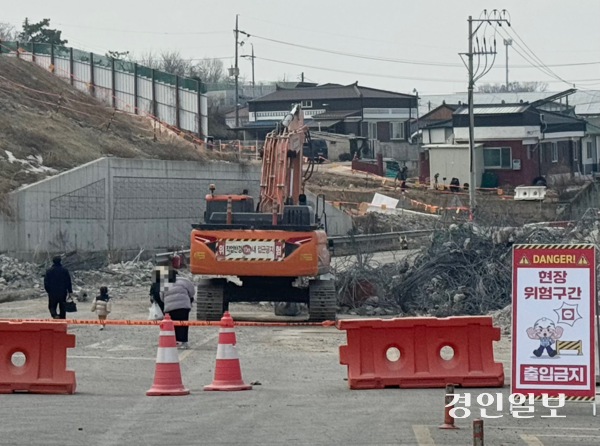 주민들이 서울세종고속도로 교량붕괴 사고 현장 주변을 지나가고 있다. 2025.2.28 /마주영기자 mango@kyeongin.com