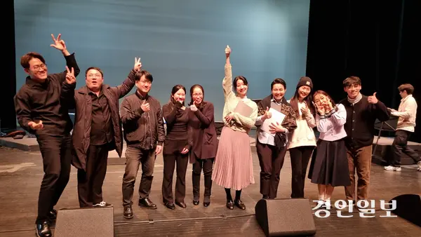 가장 오른쪽부터 임수빈(오빠, 할아버지 역), 이미주(어린 박완서 역) 배우와 오른쪽 세번째 민채원(낭독, 현재 박완서 역) 배우, 그 왼편에 민정아(엄마 역) 배우다. 2025.02.27 구리/권순정기자 sj@kyeongin.com