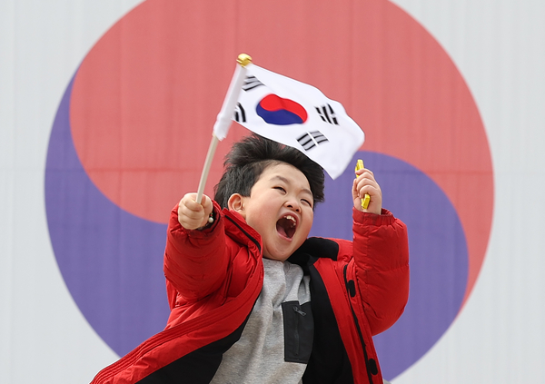 3·1절을 하루 앞둔 28일 서울 서대문구 서대문형무소에서 한 아이가 대형 태극기 앞에서 기념 촬영을 하고 있다. 2025.2.28 /연합뉴스