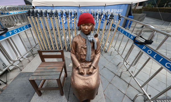 제106주년 3.1절을 하루 앞둔 28일 서울 종로구 옛 일본대사관 앞에서 소녀상이 자리를 지키고 있다. 2025.2.28 /연합뉴스