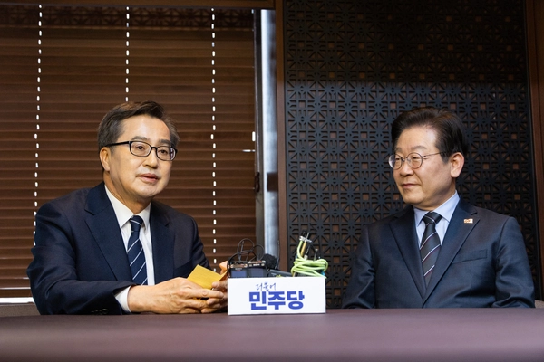 더불어민주당 이재명 대표가 28일 서울 여의도의 한 식당에서 김동연 경기지사(왼쪽)와 만나 대화하고 있다. 2025.2.28 /국회사진기자단