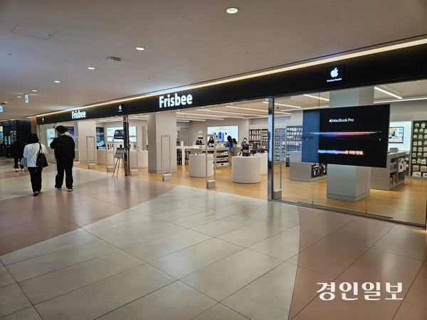 애플 ‘아이폰16e’ 출시 첫날인 28일, 갤러리아백화점 광교점에 자리한 프리스비 매장이 한적하다. 2025.2.28 / 윤혜경기자 hyegyung@kyeongin.com