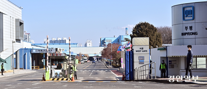 트럼프 정부가 자국에 수입되는 자동차에 25%의 관세를 부과하겠다고 시사하면서 대미 시장 의존도가 높은 한국지엠에 위기설이 돌고 있습니다. /경인일보DB