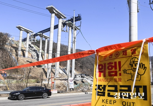 26일 오후 전날 발생한 붕괴사고로 사망자 4명을 포함해 10명의 사상자가 나온 서울-세종고속도로 공사현장이 처참한 모습을 보이고 있다. 2025.2.26 /이지훈기자 jhlee@kyeongin.com