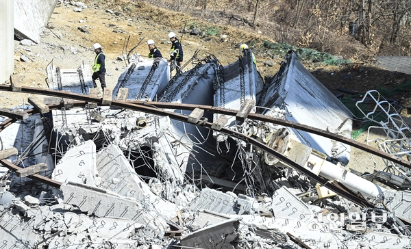26일 오후 전날 발생한 붕괴사고로 사망자 4명을 포함해 10명의 사상자가 나온 서울-세종고속도로 공사현장에서 관계자들이 이동하고 있다. 2025.2.26 /이지훈기자 jhlee@kyeongin.com