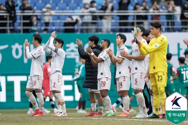 프로축구 K리그1 수원FC가 대전하나시티즌과의 경기에서 0-1로 패했다. 사진은 수원FC가 경기 후 팬들에게 인사하는 모습. 2025.3.2 /한국프로축구연맹 제공