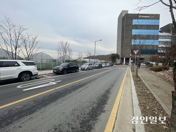 하남시는 오는 17일부터 서하남테크노밸리 입주 기업체의 주차 편의를 위해 초광산단로 노상주차장 21면을 운영한다. 운영 앞서 4일부터 13일까지 정기권 신청을 받는다. 2025.3.2 /하남시 제공