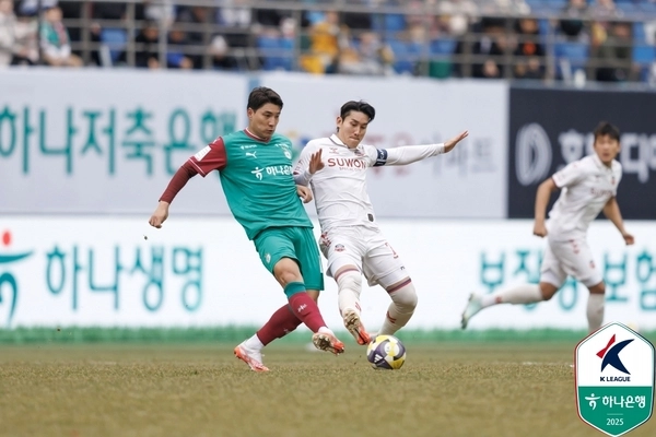 수원FC 주장 이용이 대전하나시티즌 주민규와 볼 경합하고 있다. 2025.3.2 /한국프로축구연맹 제공