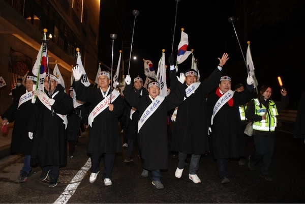 기제106주년 3·1독립만세운동 기념행사에 참여한 시민들이 월산교회에서 마석역 광장까지 ‘대한 독립 만세’를 외치며 대행진을 진행했다. 2025.2.28 /남양주시 제공