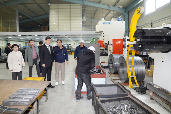 광주시가 기업들을 달래기위해 소통을 강화하고 있는 가운데 지난 24일 방세환 광주시장이 관내 기업을 찾아 애로사항을 듣고 있다. 2025.2.24 /광주시 제공