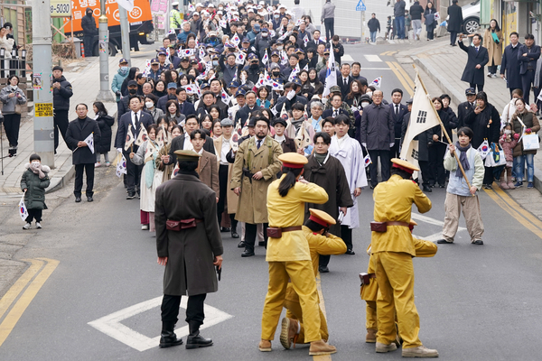 제106주년 삼일절을 맞아 지난 1일 광주시에서 시민 300여 명이 참가한 가운데 ‘1919년 3월1일 그날의 함성을 기억하겠습니다’라는 주제로 3·1만세운동 재현 거리행진이 펼쳐졌다. 이날 호국보훈공원 내 3·1 독립운동 기념탑 참배를 시작으로 문화로 일대까지 이어진 시가 행진에서 시민들은 태극기를 흔들며 만세를 외치면서 민족의 자유와 독립을 위해 헌신한 순국선열의 숭고한 희생에 경의를 표했다. 2025.3.1 광주/이윤희기자 flyhigh@kyeongin.com, 사진/광주시 제공