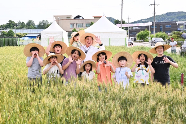 친환경농업특구인 양평군의 농가 인구는 약 1만3천명으로 인구의 10분의 1가량을 차지한다. 군은 농업분야의 탄소 배출 저감을 위해 다양한 저탄소 농업기술을 시도 중이다. /양평군 제공