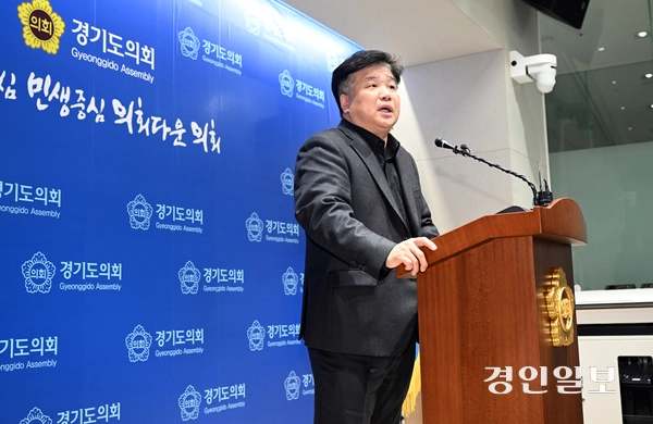 양우식 경기도의회 운영위원장이 4일 오후 도의회 브리핑룸에서  ‘의장과 교섭단체 대표연설을 1면에 싣지 않는 지방 신문 홍보비 제한’ 요구 발언과 관련해 유감 표명 관련 기자회견을 하고 있다. 2025.3.4  /임열수기자 pplys@kyeongin.com