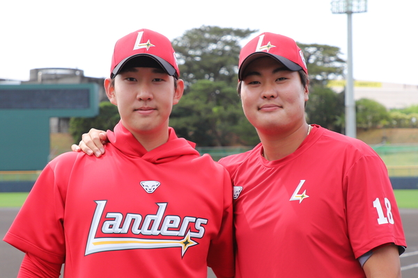 일본 오키나와에서 진행된 SSG 랜더스의 2차 스프링캠프 MVP로 선정된 송영진(좌)과 고명준(우). /SSG랜더스 제공