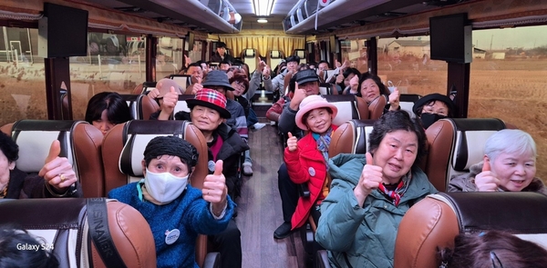 김포시가 지난 1일 코레일관광개발과 공동으로 선보인 ‘광복 80호, DMZ 평화열차’ 김포 코스에 탑승한 국내·외 관람객들이 환하게 미소 짓고 있다. 2025.3.1 /김포시 제공