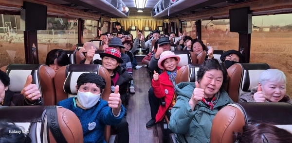 김포시가 지난 1일 코레일관광개발과 공동으로 선보인 ‘광복 80호, DMZ 평화열차’ 김포 코스에 탑승한 국내·외 관람객들이 환하게 미소 짓고 있다. 2025.3.1 /김포시 제공