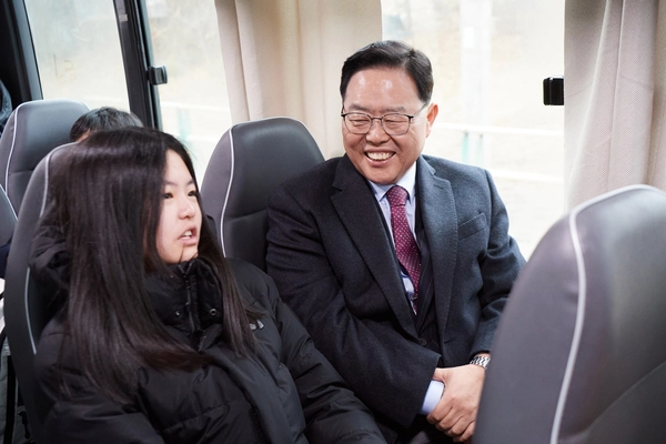 강수현 시장이 장흥면~광적면 조양중학교를 운행하는 통학버스에 시승해 학생과 대화를 나누고 있다. 2025.3.4 /양주시 제공