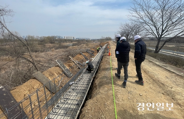 지난해 3월 한강유역환경청과 국토안전관리원이 평택시 진위천에서 하천 공사현장에서 합동 안전점검을 하고 있는 모습. /한강유역환경청 제공