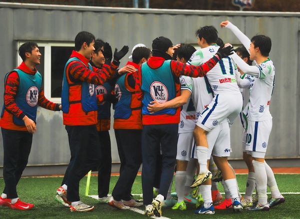 남양주시민축구단이 지난 2일 서울 중랑구립운동장에서 열린 2025 K4리그 시즌 첫 원정 경기에서 서울중랑축구단을 1대 0으로 제압한 뒤 승리를 자축하고 있다. 2025.3.4 / 남양주시 제공
