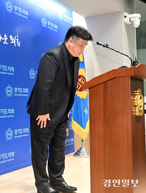 양우식 경기도의회 운영위원장이 4일 오후 도의회 브리핑룸에서  ‘의장과 교섭단체 대표연설을 1면에 싣지 않는 지방 신문 홍보비 제한’ 요구 발언과 관련해 유감 표명 관련 기자회견을 하고 있다. 2025.3.4  /임열수기자 pplys@kyeongin.com