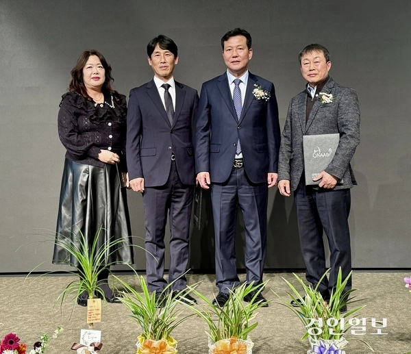 4일 고광만 대한장애인양궁협회 제8대 회장(왼쪽에서 세 번째)이 취임 후 협회 위원들에게 위촉장을 전달하고 기념촬영하고 있다. 2025.3.4 여주/양동민기자 coa007@kyeongin.com