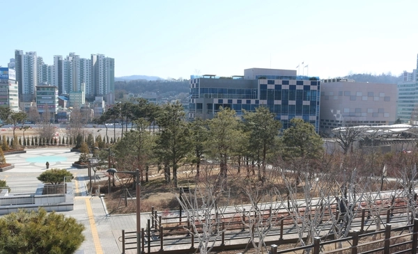 성남 수정구 신흥동 근린공원 내에 먼저 지어진 성남시박물관 교육동 전경. 앞쪽에 전시관이 오는 2027년 건립된다. 2025.3.3 성남/김순기기자 ksg2011@kyeongin.com