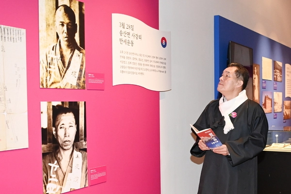 이재준 수원시장이 수원박물관에서 광복 80주년을 맞아 진행중인 ‘항거, 수원 1919’ 특별기획전을 관람하고 있다. /수원시 제공