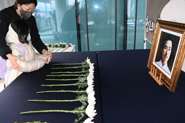 지난 1일 수원박물관에 마련된 김세환 서거 80주기 헌화소에서 시민과 어린이가 헌화하고 있다. /수원시 제공
