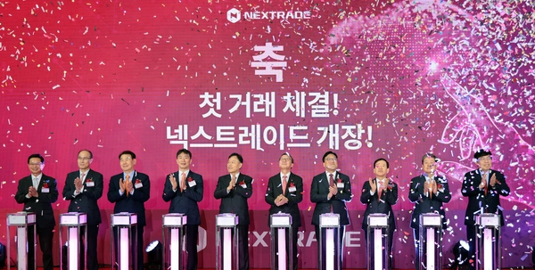 4일 오전 서울 영등포구 여의도 금융투자센터빌딩에서 열린 국내 최초 대체거래소(ATS) ‘넥스트레이드(NXT)’ 개장식에서 주요 내빈들이 개장 기념 세리머니를 하고 있다. 왼쪽 세번째부터 정은보 한국거래소 이사장, 이복현 금융감독원장, 윤한홍 국회 정무위원회 위원장, 김학수 넥스트레이드 대표, 김병환 금융위원장, 서유석 금융투자협회장. 2025.3.4 /연합뉴스