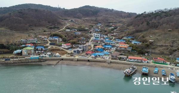 안산시 육도의 마을 양식장에서 잠수 작업자가 숨져 해경이 수사에 나선 가운데 어업권의 불법 임대·행사 의혹이 불거진 상황에서 무리하게 작업이 이뤄져 사망사고가 발생한 것 아니냐는 의구심이 주민들 사이에서 커지고 있다. 사진은 풍도 전경. /경인일보DB