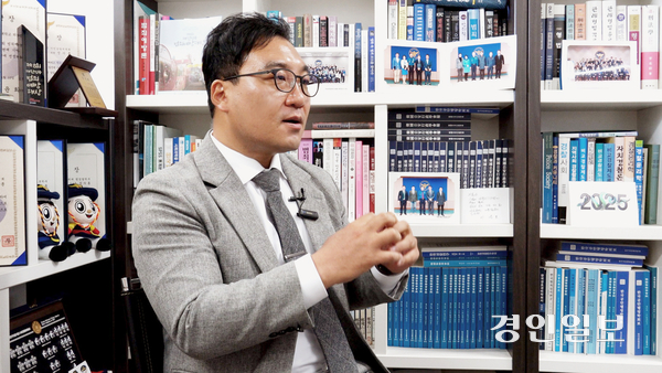지난달 21일 오후 부산시 금정구 부산외대 경찰행정학과 연구실에서 정의롬 교수가 ‘범죄학’에 대해 설명하고 있다. 2025.2.21 /김리아PD kimlia@kyeongin.com