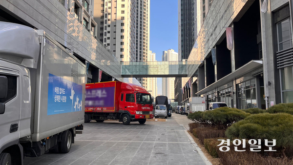동탄역 디에트르 퍼스티지 아파트 출입문 인근에 이삿짐 센터 차량이 줄지어 서있다. 2025.3.4 /윤혜경기자 hyegyung@kyeongin.com