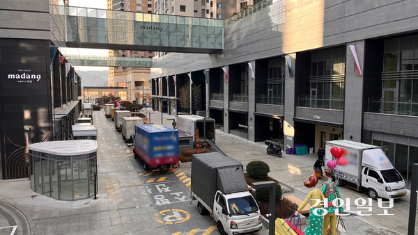 화성시 오산동 ‘동탄역 디에트르 퍼스티지’ 아파트 출입문 인근에 이삿짐 센터 차량이 줄지어 서있다. 2025.3.4 /윤혜경기자 hyegyung@kyeongin.com