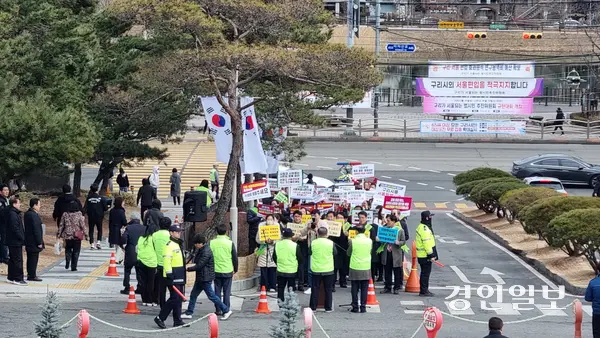 ‘구리가 서울되는 범시민추진위원회’가 5일 구리시청 앞에서 김동연 경기도지사를 규탄하는 집회를 열고 있다. 2025.03.05 구리/권순정기자 sj@kyeongin.com