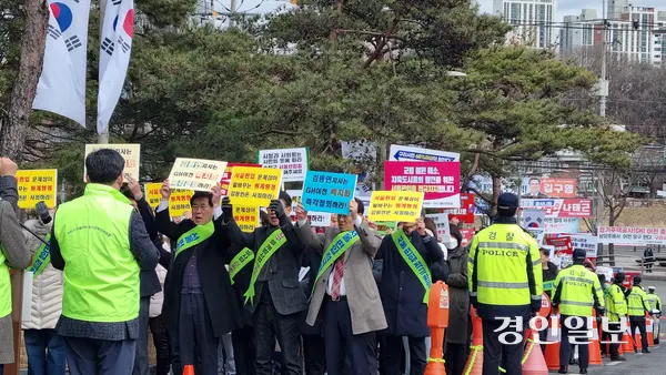 5일 구리시청 앞에서 열린 ‘구리가 서울되는 범시민추진위’ 집회에서 김동연 도지사 규탄 문구와 서울편입 적극 추진 등의 문구가 담긴 손피켓이 눈에 띄고 있다. 2025.03.05 구리/권순정기자 sj@kyeongin.com
