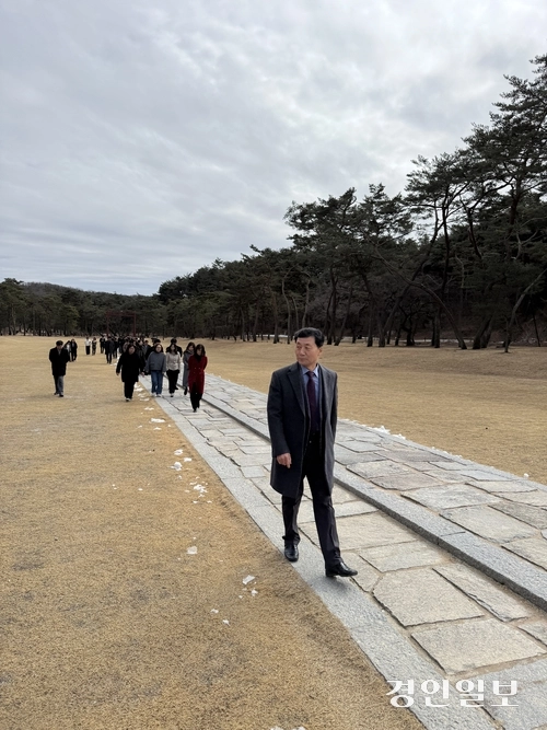 경기도여주교육지원청(김상성 교육장)이 5일, 세종대왕릉에서 뜻깊은 참배 행사를 진행하며 지역 교육의 새로운 전기를 마련했다. 2025.3.5 여주/양동민기자 coa007@kyeongin.com