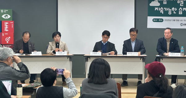 5일 인천지속가능발전협의회에서 진행된 ‘소래습지 생물다양성 모니터링 및 지속가능한 습지 보존 방안 토론회’에서 토론자들이 소래습지 생태계 보호를 위한 방안을 논의하고 있다. 2025.3.5 /조경욱기자 imjay@kyeongin.com