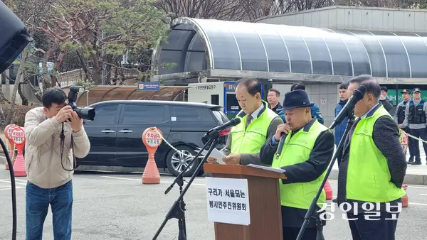 ‘구리가 서울되는 범시민추진위원회’ 공동위원장들이 5일 구리시청 앞 집회에서 성명서를 낭독하고 있다. 2025.03.05 구리/권순정기자 sj@kyeongin.com